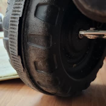 Dolu Toy Factory Dolu Akülü Araba Tekerlek Yırtılması