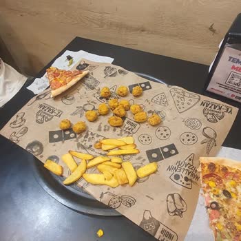 Domino's Pizza Patates Ve Tavuk Topu Tepside Geldi Çalışanlar Efe Gibi