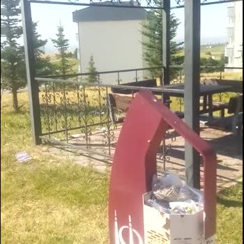 Keçiören Belediyesi Park Çöp İçinde, Çocuklar Çimenlere Tuvaletini Yapıyorlar
