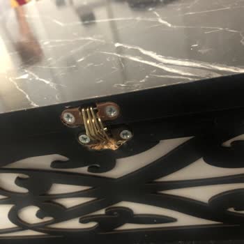 İstanbul. Spot. AVM (Instagram) Masanın 3 Gün İçinde Menteşesi Kırıldı