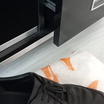FLO Ayakkabı Aldığım Hakiki Deri Ayakkabının Gittikçe Kırışması Ve Dikiş Patlaması
