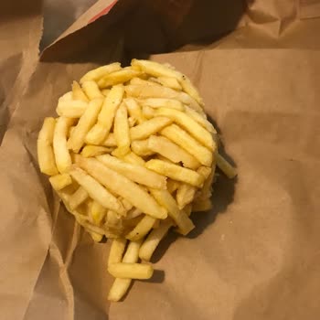 Burger King Zümrütevler Şubesi Bayat Ürünler Gönderiyor!