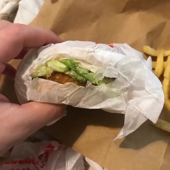 Burger King Zümrütevler Şubesi Bayat Ürünler Gönderiyor!