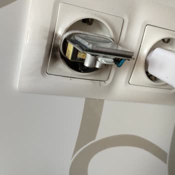 iPhone Şarj Adaptörü Patladı.