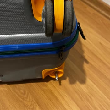 Benetton Valiz Tekeri İlk Kullanımda Kırıldı!