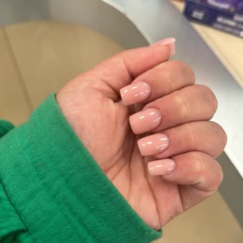 Viktoriya Erden Manikür Studio (instanailstudio)'da Protez Tırnak Faciası!