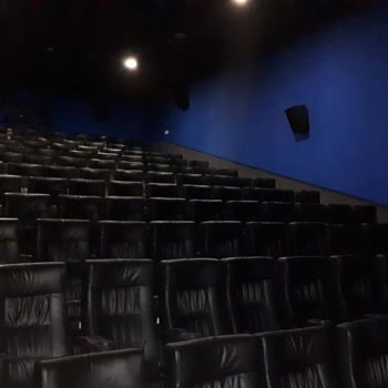 Site Sinemaları Gıcırtılı Ve Deri Koltuklar, Yetersiz Havalandırma, Tuvaletler