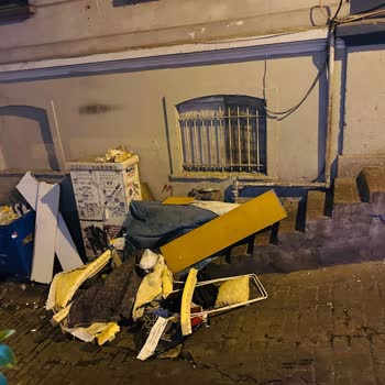 Beyoğlu Belediyesi Sokağımızda Sürekli Çöp Dağları Var