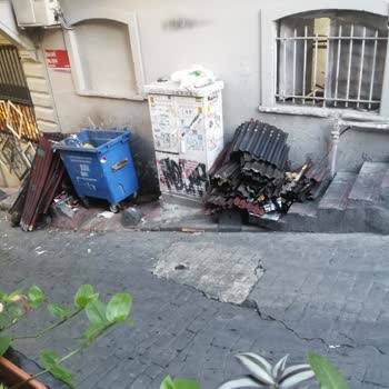 Beyoğlu Belediyesi Sokağımızda Sürekli Çöp Dağları Var