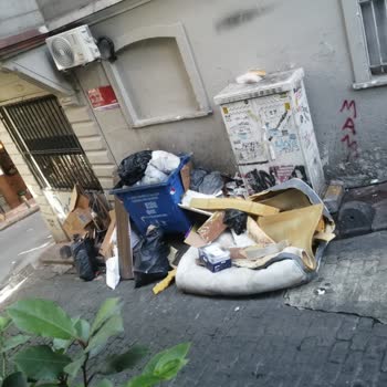 Beyoğlu Belediyesi Sokağımızda Sürekli Çöp Dağları Var