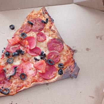 Domino's Pizza Yanık Pizza Gönderdiler