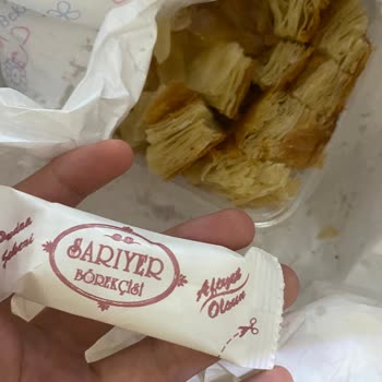 Meşhur Sarıyer Börekçisi (Kocatepe) Pis Çalışıyor Müdür Dükkan İçinde Sigara İçiyor