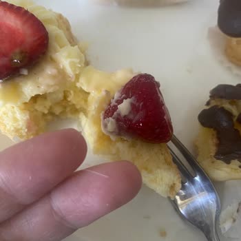 Dürüm Pastaneleri Çilekli Eklerin Üstünde Kıl Vardı!