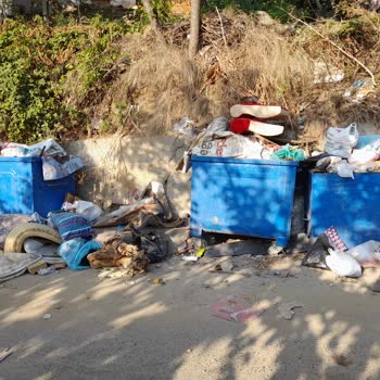 Üsküdar Belediyesi Mahalledeki İnsanlar Çöp Konteynerlarını Deviriyor