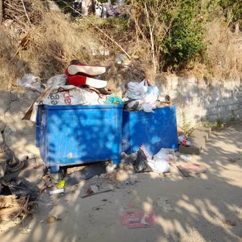 Üsküdar Belediyesi Mahalledeki İnsanlar Çöp Konteynerlarını Deviriyor