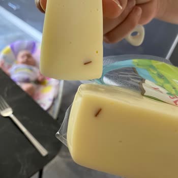 Sütaş Kaşarın İçinden Yabancı Bir Madde Çıktı.