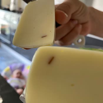 Sütaş Kaşarın İçinden Yabancı Bir Madde Çıktı.