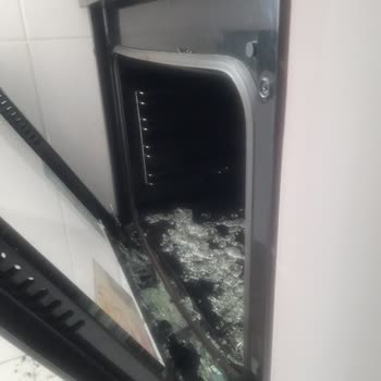 Simfer Fırın Camı Patladı!