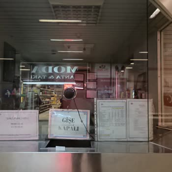 İzmir'im Kart Yenileme Noktası Görevlisi Tatilde Sanırım