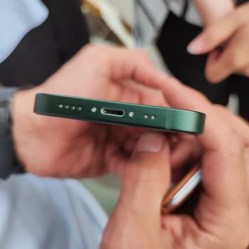 iPhone 13 Mini Yeşil Boya Atması