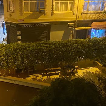 İçişleri Bakanlığı Cafer Ağa Cami Bankta Gece İnsanların Yatması Ve Çöp Arabası