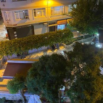 İçişleri Bakanlığı Cafer Ağa Cami Bankta Gece İnsanların Yatması Ve Çöp Arabası