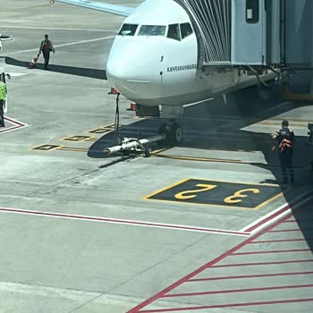 Anadolu Jet Pilot Hatası ve Uçağın Camının Tuz Buz Olması