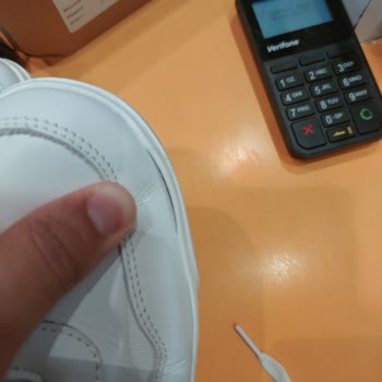 FLO Ayakkabı FLO'dan Alınan Ayakkabının Yandan Açılması