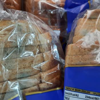 BİM'de Satılan Ekmeğin 2 Gün Tarihi Var Ama Küflenmiş