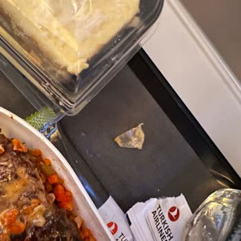 THY Yemekten Plastik Çıkması Ve Gida Zehirlenmesi