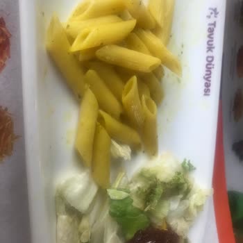 Tavuk Dünyası Çürümüş Malzemeli Salata Servis Edildi