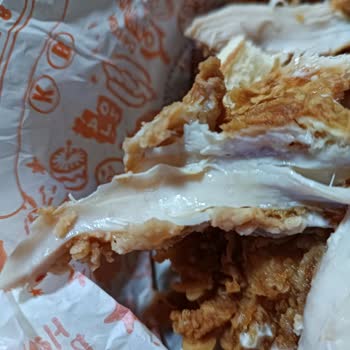Popeyes Hamburger Ve Kova İçerisindeki Tavuklar Pişmemiş Çiğ