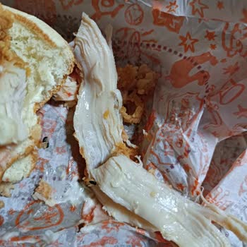 Popeyes Hamburger Ve Kova İçerisindeki Tavuklar Pişmemiş Çiğ
