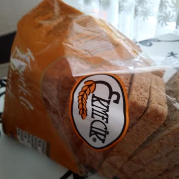 BİM Ekmekçim Marka Tam Buğday Tost Ekmeği İçinden Sert Parça Çıktı