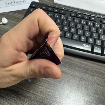 Ülker Paket İçerisinden Çıkmayan Çikolata.