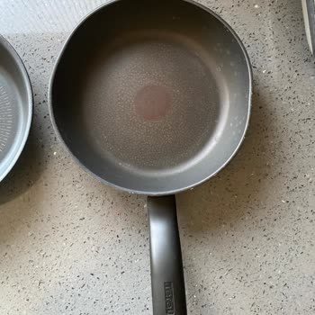 Tefal Tava Kendi Kendine Yamuluyor