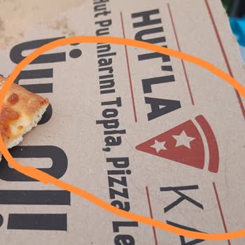 Pizza Hut Pizza'dan Saç Çıktı