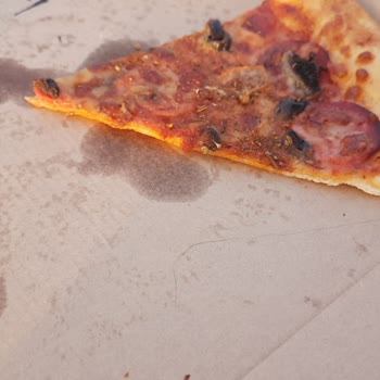 Pizza Hut Pizza'dan Saç Çıktı