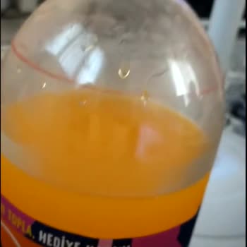 Fanta İçeceğinin İçerisindeki Kırmızı Şekiller