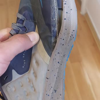 Nike Marka Ayakkabı Yandan Açılma Yapması