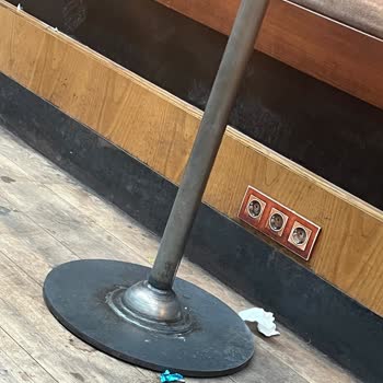 Starbucks Coffee Ortamın Pis Ve Bakımsız Olması Çalışanların Görünüşü Bakımsız