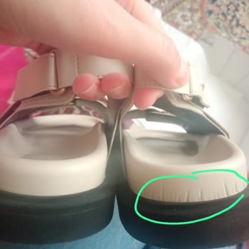 Selin Shoes Ürün Hasarlı Geldi. Geri İade De Kargo Ücretini Benden Kesiyorlar.