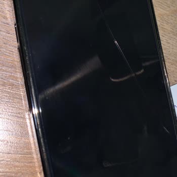 OtterBox Screenguard Cracks And Customer Service Problems