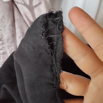 DeFacto Elbiseler Hatalı Birisi Çekme Yaptı Diğerinde Sökülme Var