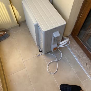 Daikin Klima Servisi Motoru Duvara Monte Etmek Yerine Balkona Kurdu.