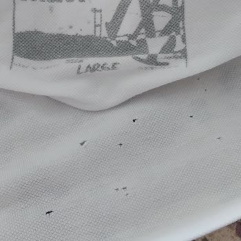 Mavi T Shirt Ön Etek Kısmında Kumaş Deliniyor Bir Sene Bile Olmadan