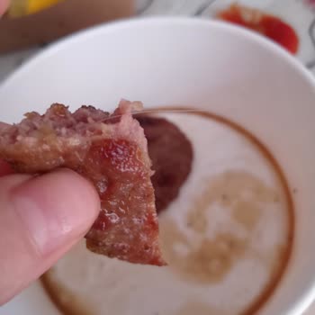 Köfteci Yusuf Piyade Şube İşletmesinin Köftesinden Kıl Çıktı