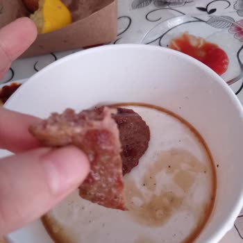 Köfteci Yusuf Piyade Şube İşletmesinin Köftesinden Kıl Çıktı