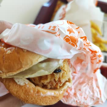 Popeyes Hamburger De Pişmiş Sinek Çıkması