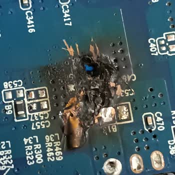 Monster Laptop Anakartı Altı Yanık Deliği